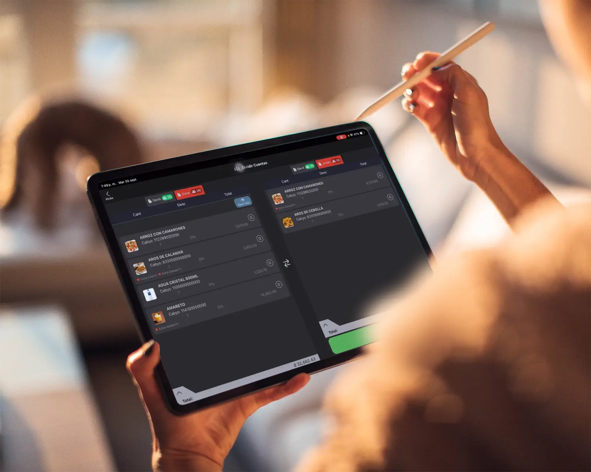 Tablet para dividir cuentas y recibir pagos grupales en restaurantes