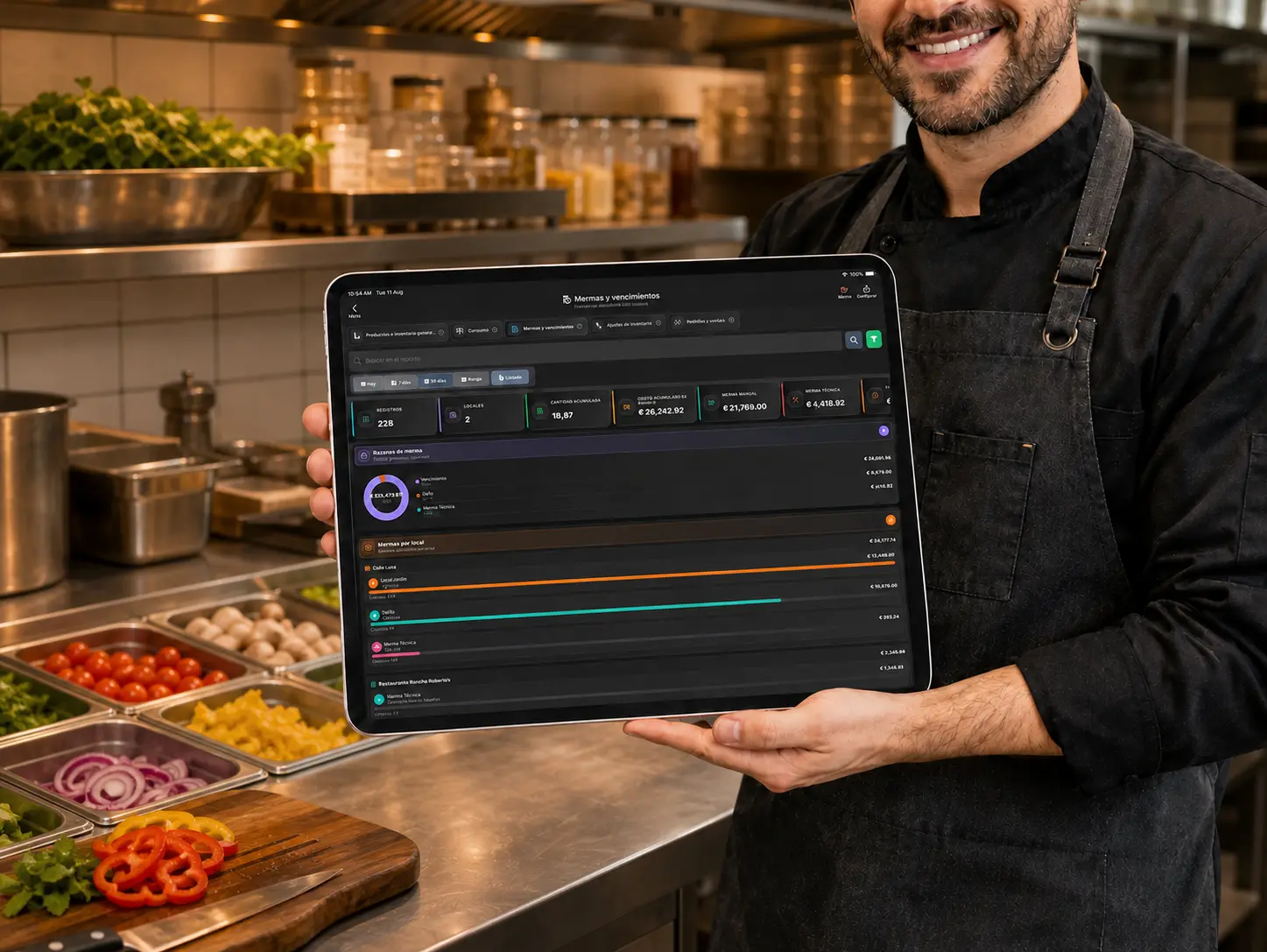 Chef mostrando el reporte de mermas y vencimientos de POS Restaurantes en una tablet