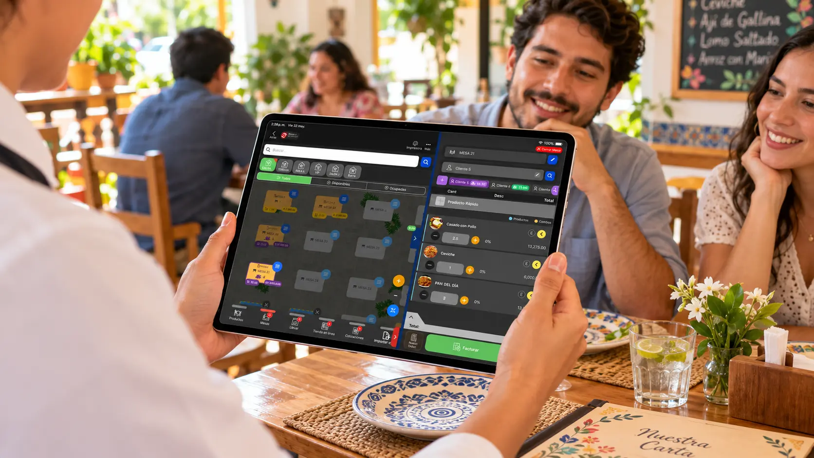 Personal atendiendo una mesa en un restaurante