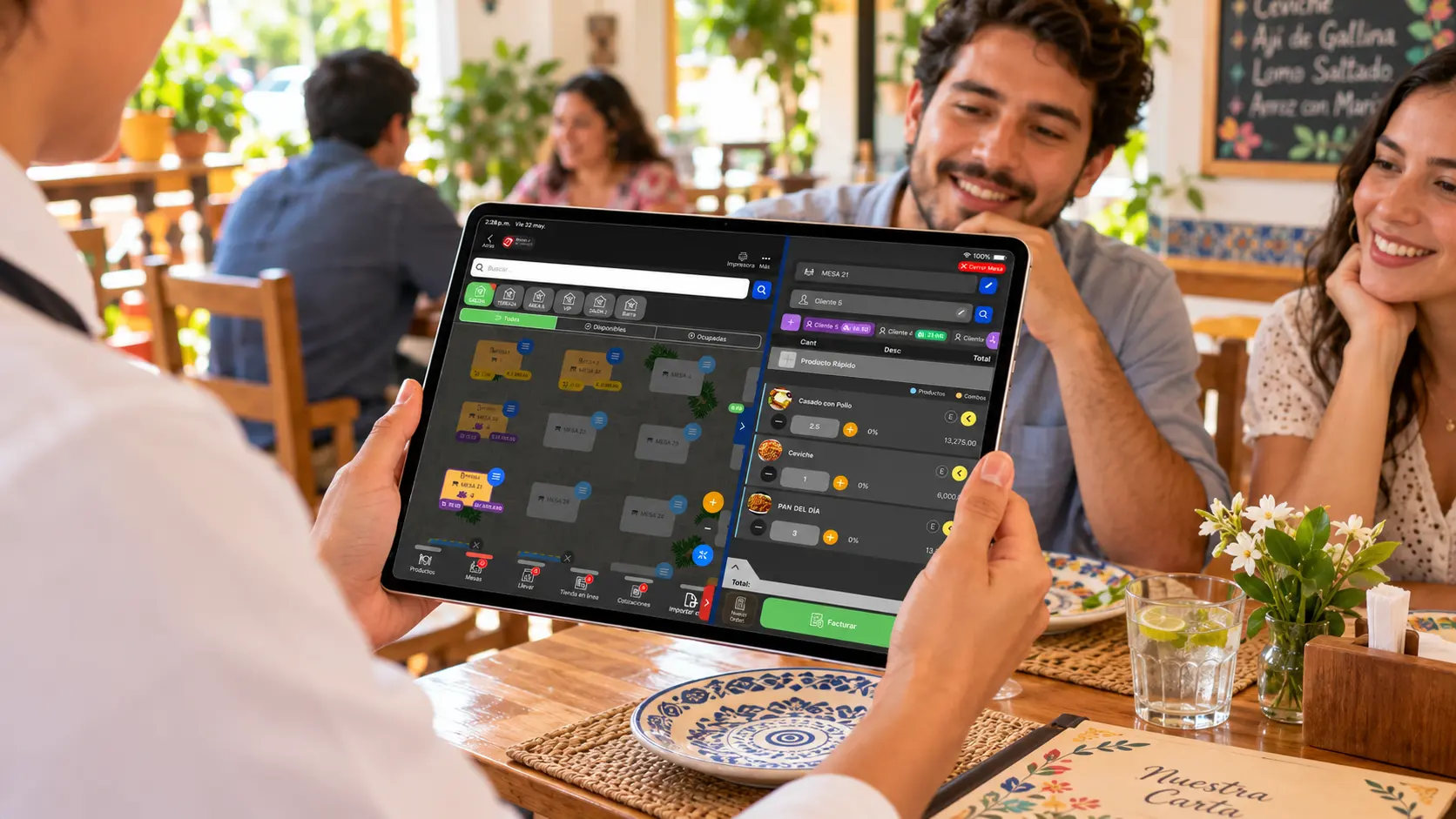 Personal atendiendo una mesa en un restaurante