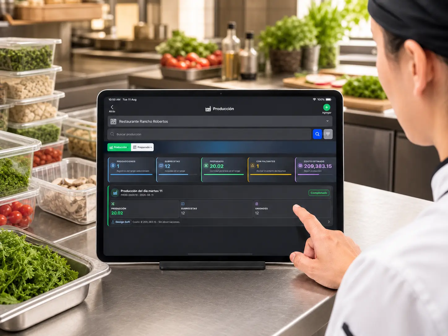 Cocinero revisando la producción del día en la tablet de POS Restaurantes