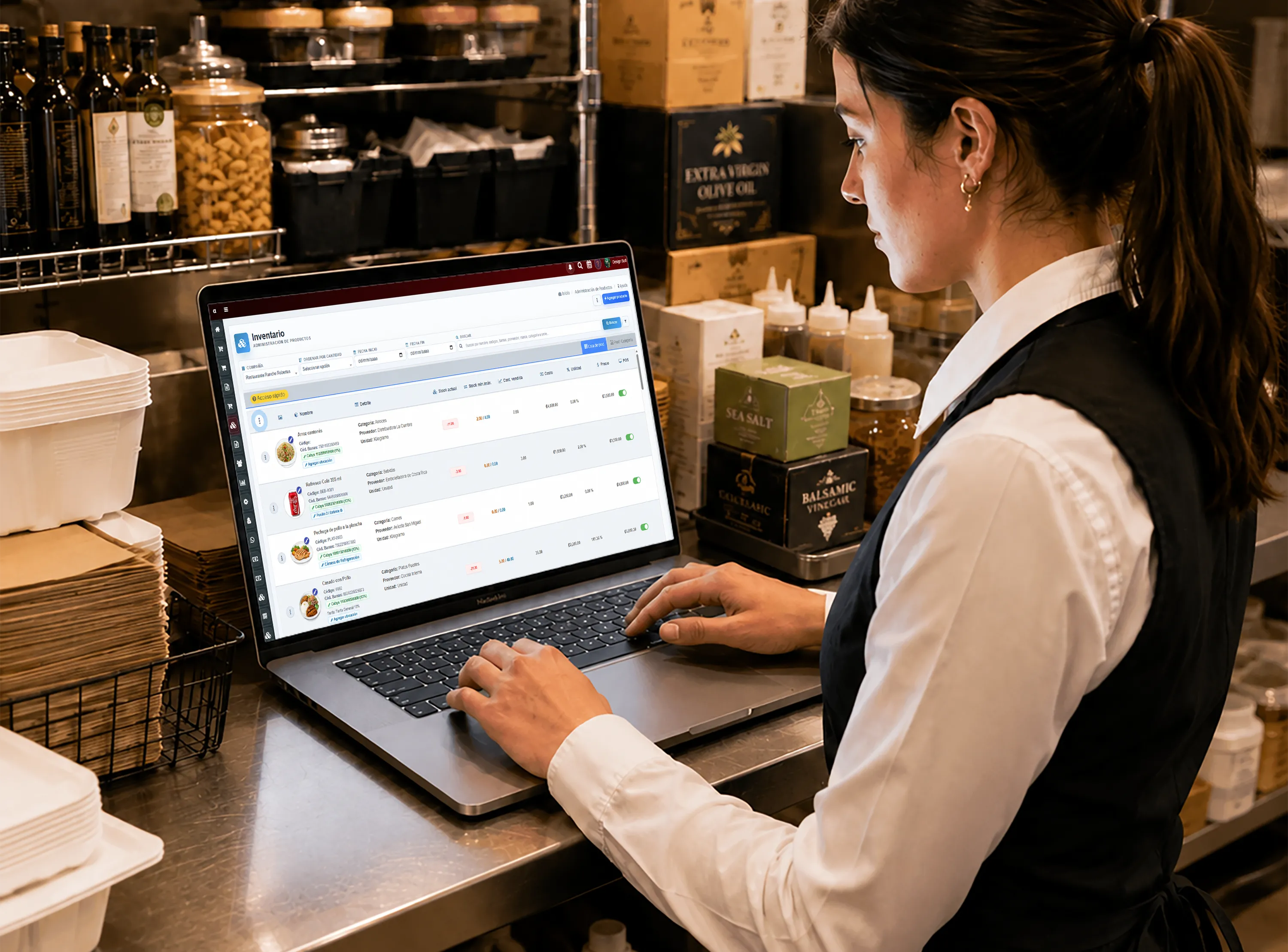 Personal de restaurante revisando el inventario y los costos en POS Restaurantes